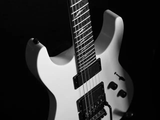Elgitarr som illustration till metalmusik i fantasyspel